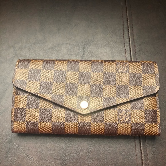 Authentic LV Sarah Wallet - Picture 3 of 8